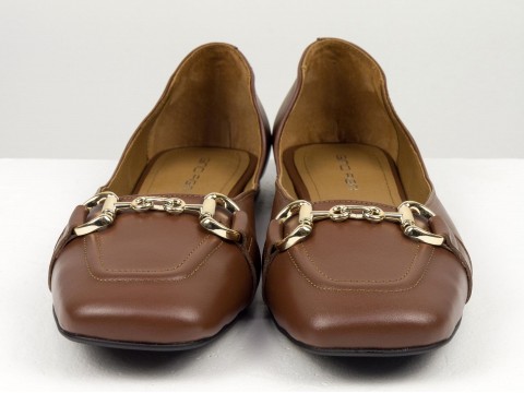 Літні туфлі з італійської шкіри коричневого кольору на низькому ходу із золотим ланцюжком спереду , Т-2227-11